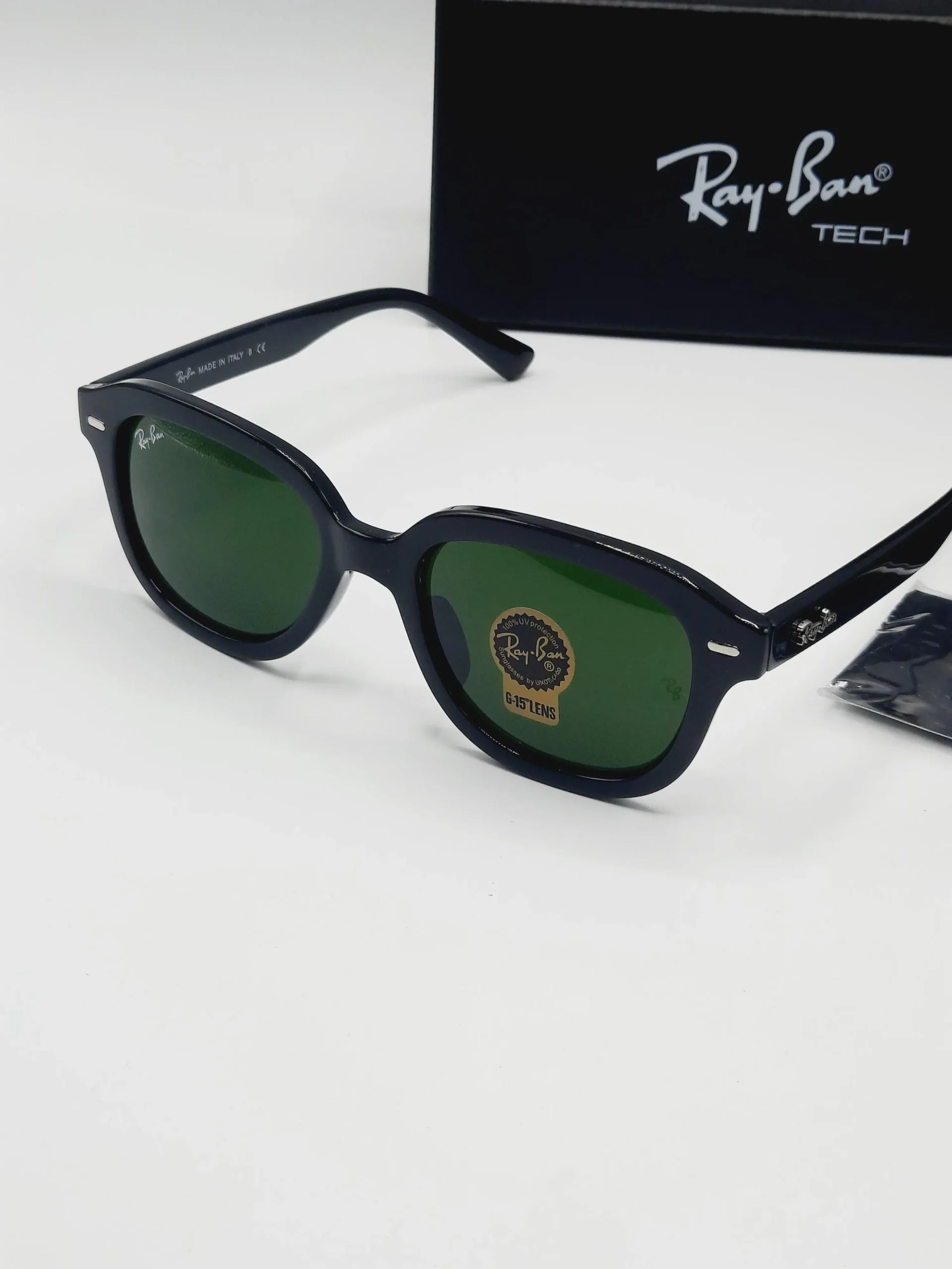 Sunglasses in Black Frame Green Lens